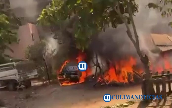 Fuego consume vivienda en el libramiento El Colomo 4