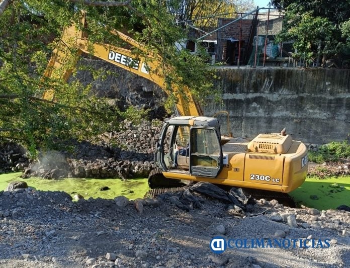 Maquinaria pesada se encuentra realizando labores de limpieza sobre el arroyo Pereira