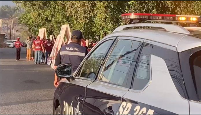 POLICIA SACA A MUJERES DE LA UNIDAD DEPORTIVA