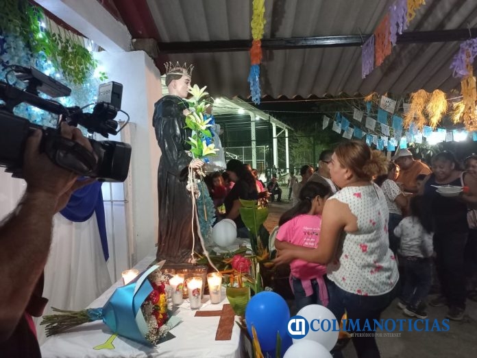 En comunidad de Comala le bailan a San Antonio 343