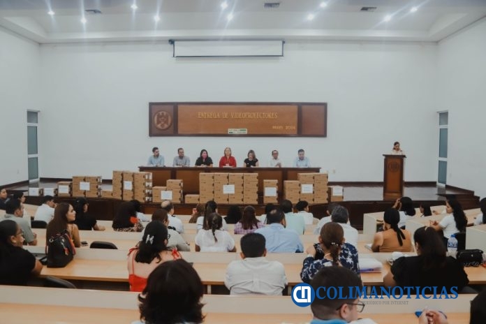 Entrega de videoproyectores en el campus Manzanillo