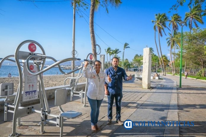 Griselda Martinez entrega aparatos de ejercicio en la playa de San Pedrito