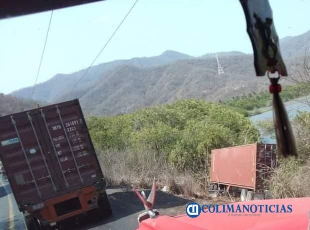 TRÁILER CAE EN LAGUNA DE CUYUTLÁN