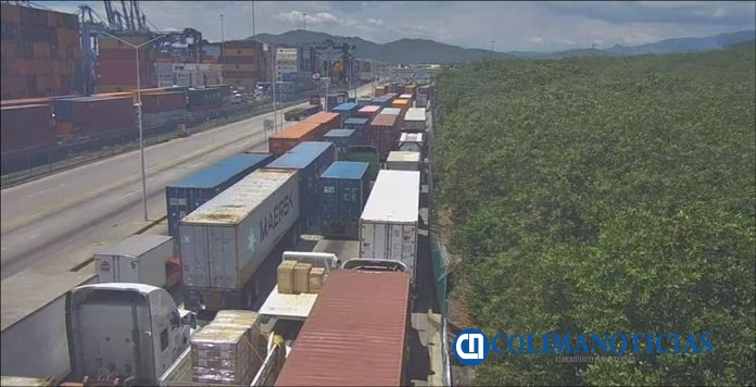 Colapsa vialidad en Manzanillo