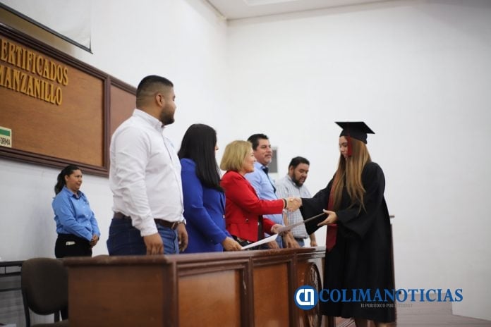 Egresan_89_j__venes_del_Bachillerato_10_de_Manzanillo