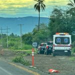 Localizan a un hombre sin vida a un costado de la autopista en Armería