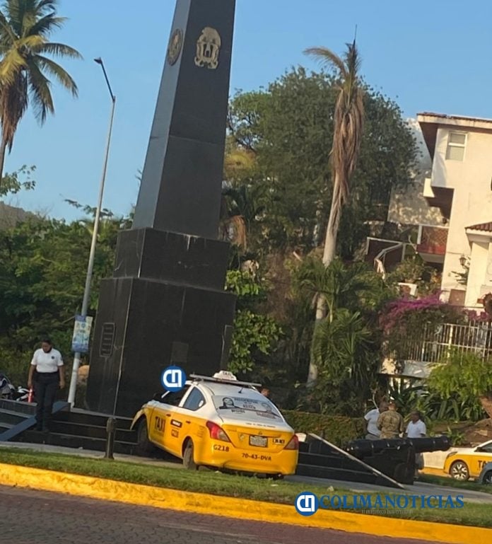 Taxi se impacta contra la glorieta del Obelisco de Las Brisas