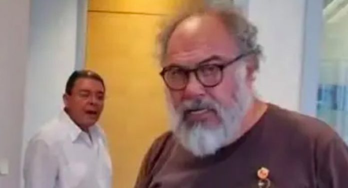CÓNSUL LEOPOLDO ESCÁNDALO