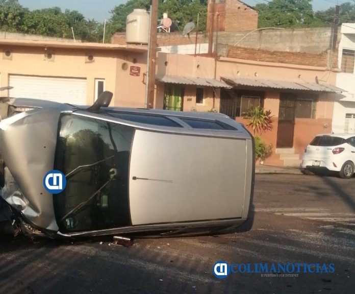 Cuatro lesionados durante un fuerte accidente sobre la calle Del Trabajo en el centro de Colima