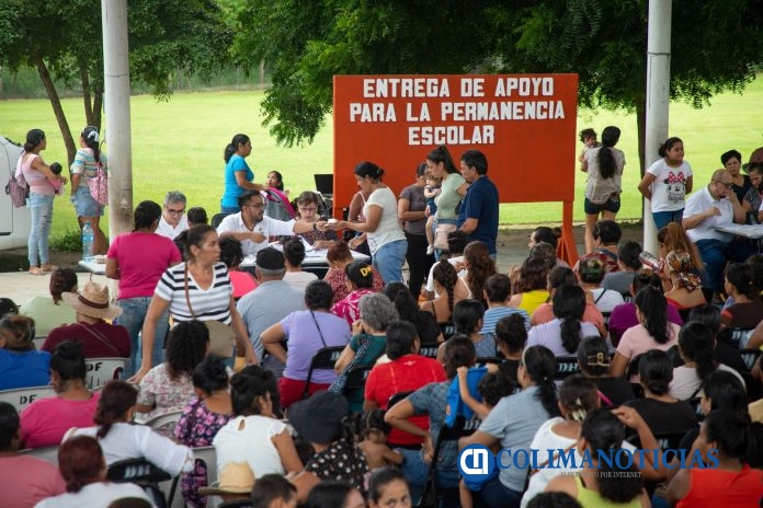 Manzanillo entrega recursos estudiantes