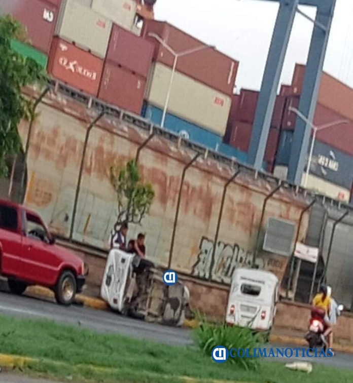 Vuelca mototaxi por la colonia Las Joyas de Manzanillo