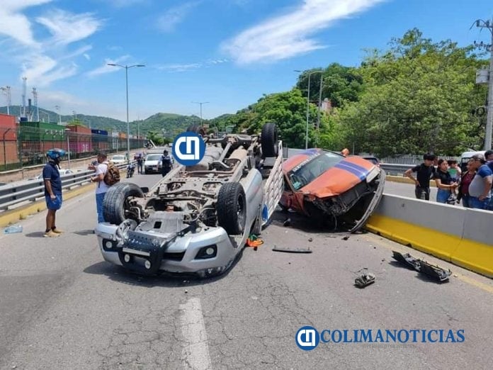 Accidente termina en volcadura en el puente de San Pedrito 04