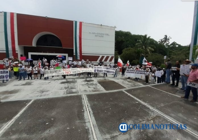 Se manifiestan trabajadores del Poder Judicial Federal frente a los Palacios Legislativo y de Justicia de Colima 7