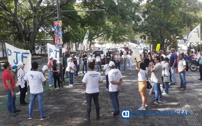 Se movilizan trabajadores del PJF; protestan en el Congreso1c39