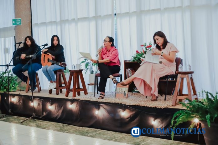 Universitarias leen a mujeres, en el CUBAM en Manzanillo