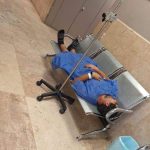 paciente en sillas hospital