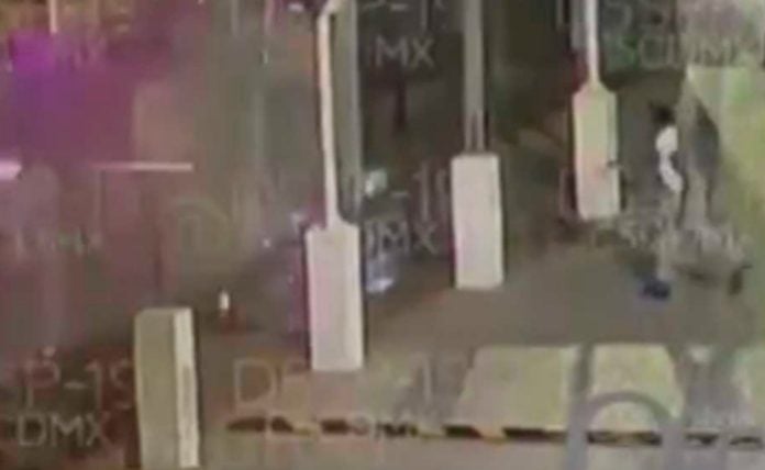 Difunden en redes sociales, momento del ataque a la fachada del INAI