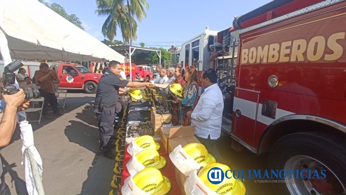 Entregan equipamiento personal a Bomberos de Colima 4