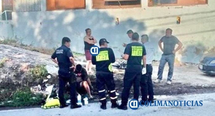 Motociclista lesionado al impactarse contra urbano en Periquillos