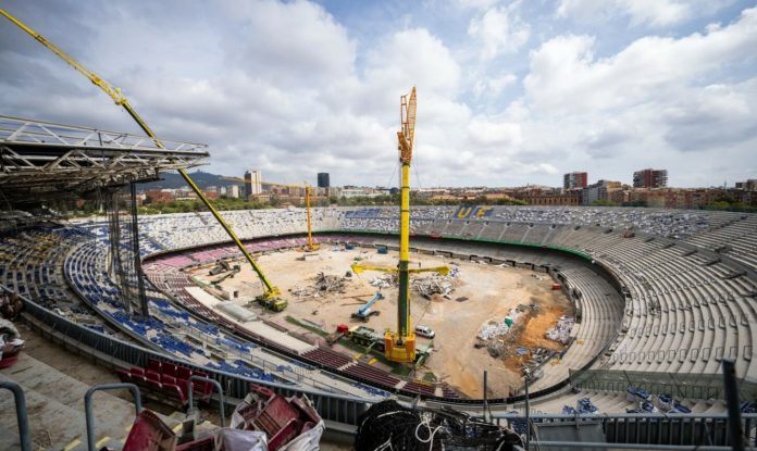 Trabajadores que remodelan el estadio de Barcelona, protagonizan batalla campal