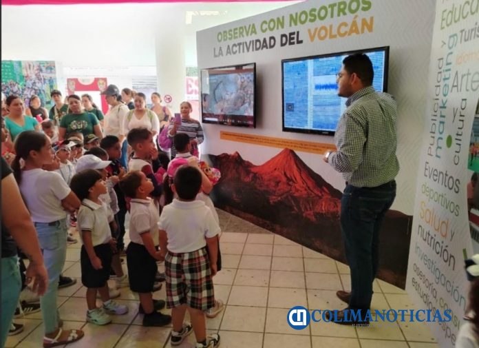 Escuelas primarias del estado conocen trabajo de la UdeC, en el stand de la feria