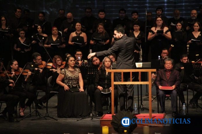 Rector asiste a concierto de la Orquesta Filarmónica de Colima_a