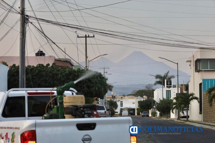 Salud Colima fumiga contra el dengue en 71 colonias de cinco municipios este lunes y martes