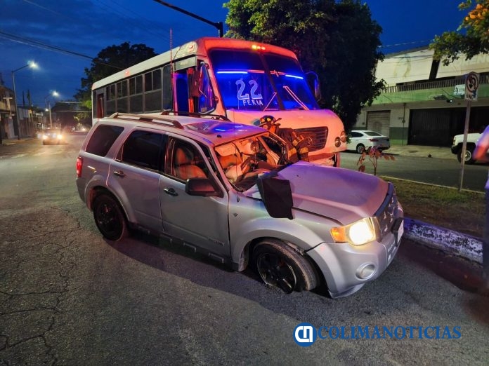 UEPC y CRUM atienden accidente entre ruta y camioneta en el centro de Colima