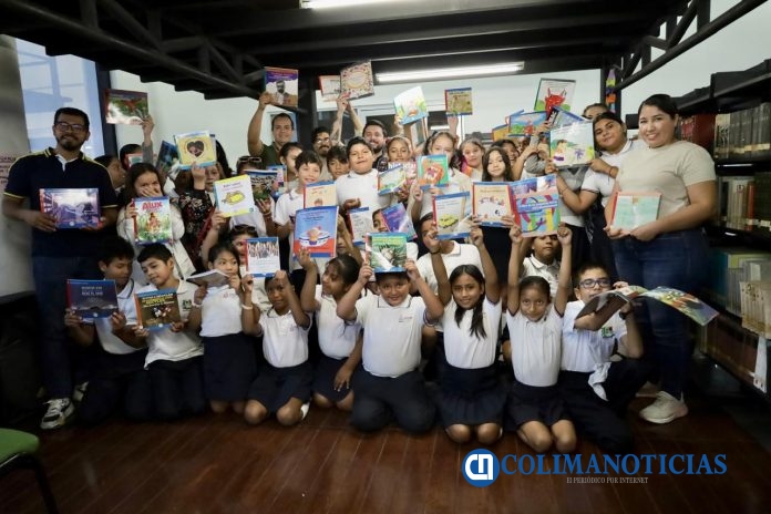 CULTURA COLIMA ENTREGA LIBROS EN MANZANILLO