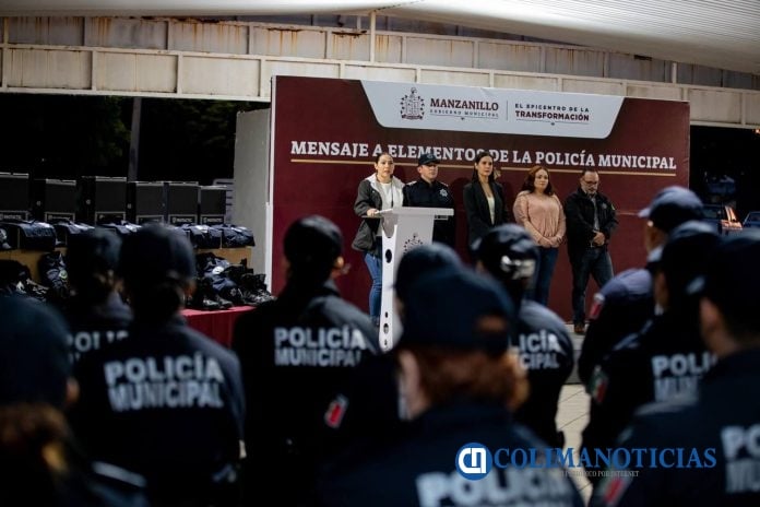 GOBIERNO DE COLIMA ENTREGA UNIFORMES A POLICÍAS-MANZANILLO-3