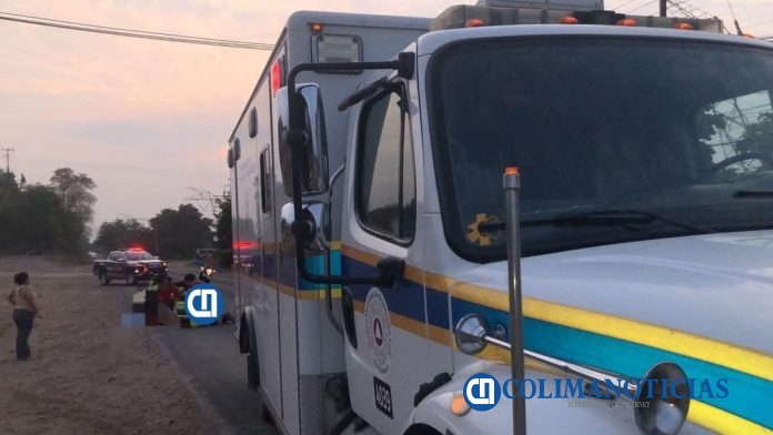 Mujer motociclista se accidenta por la carretera El Colomo-Manzanillo