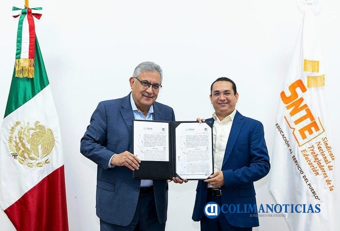 Rivera Huezo recibe toma de nota de dirigente del SNTE 6