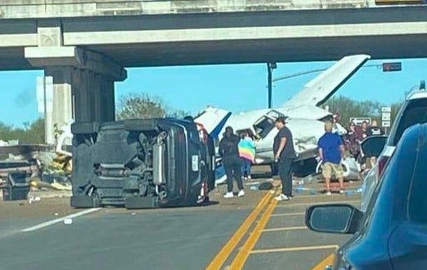 Se estrella avioneta contra varios vehículos en Victoria, Texas