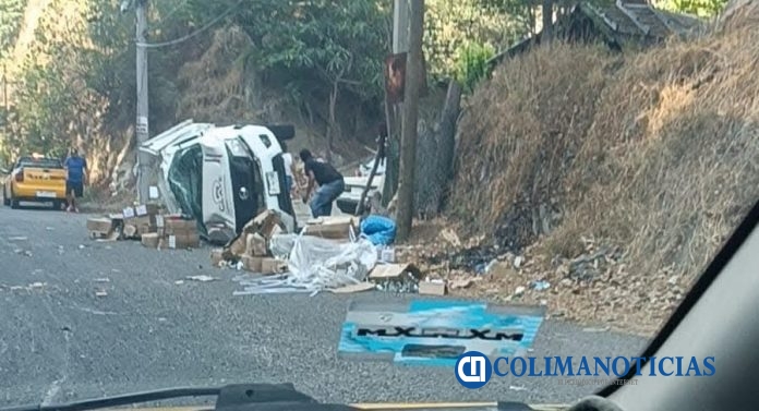 Vuelca camioneta en Manzanillo