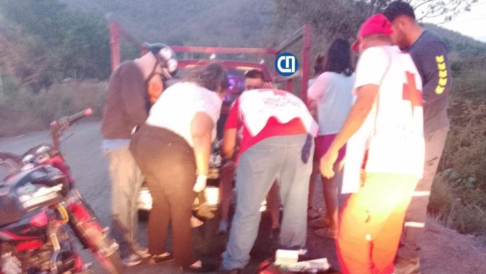 Dos heridos al caer motocicleta Armería