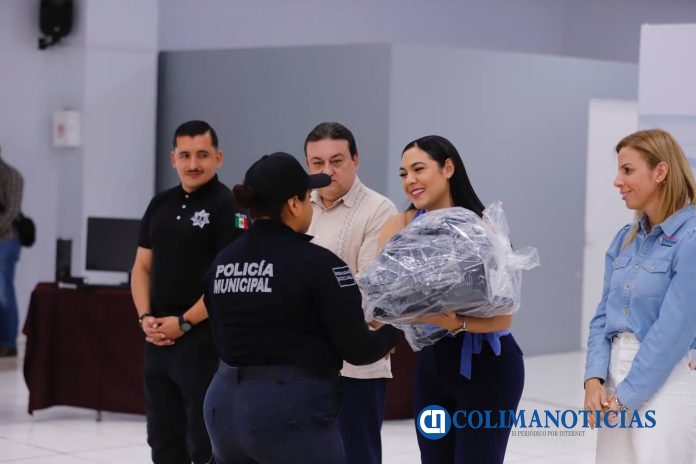 GOBIERNO DE COLIMA ENTREGA DE UNIFORMES