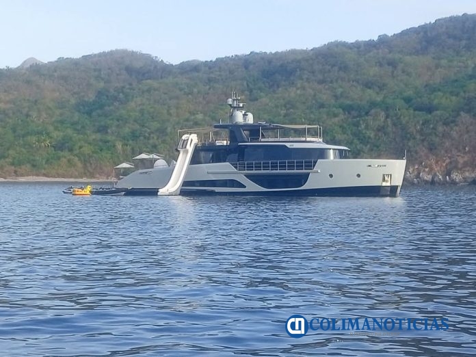 Lujoso yate visita las costas de Manzanillo