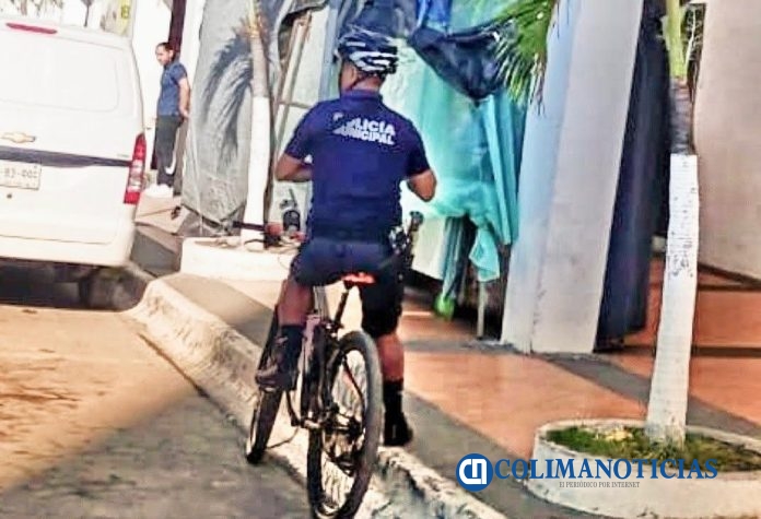 Policías ciclistas en Tecomán