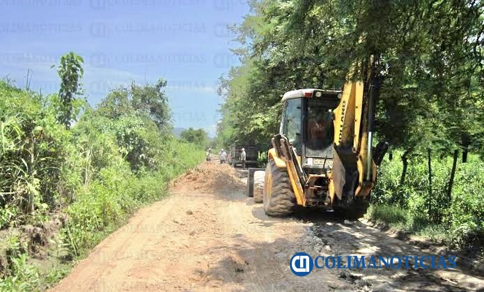 Rehabilitan caminos rurales en Tecomán