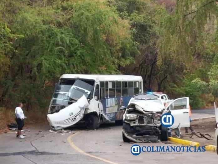 Urbano vs camioneta pickup en la carretera al Tapo de Ventanas
