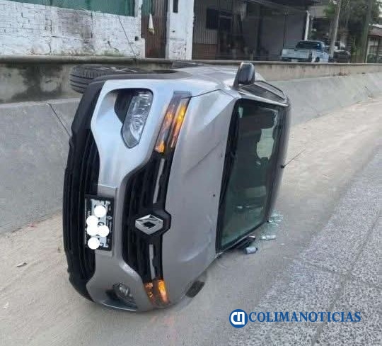 Volcadura en arroyo de Santiago