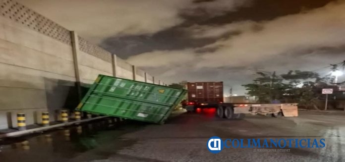 Cae contenedor en acceso al puerto interior de Manzanillo