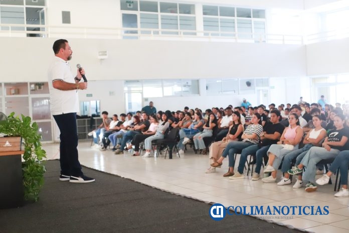 Comparte egresado de la UdeC su experiencia en el ámbito del comercio internacional