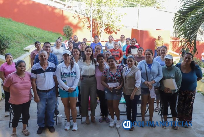 En México, Colima y Manzanillo, la educación es una prioridad Rosi Bayardo entrega de tarjetas Beca Rita Cetina