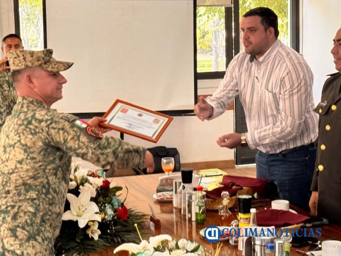 Entregan reconocimientos en el 88 batallón de infantería de Tecomán durante el día del ejército (3)
