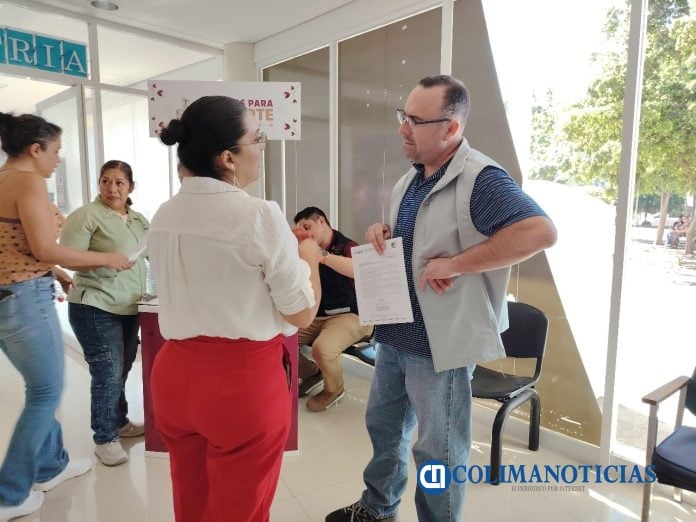 Gobierno Colima atiende a más 250 personas en el primer día de los módulos (2)