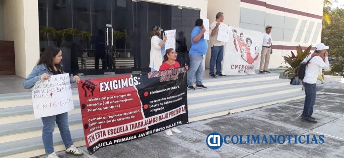 Se manifiesta un reducido número de maestros de la CNTE contra la Reforma a la Ley del ISSSTE (2)