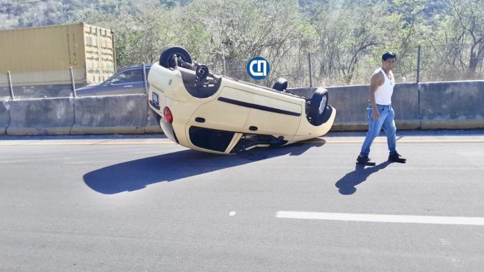 Volcadura de vehículo autopista Manzanillo-Colima
