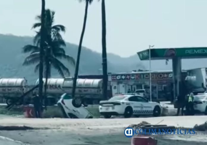 Automóvil termino en un pozo de la carretera Manzanillo-Armería