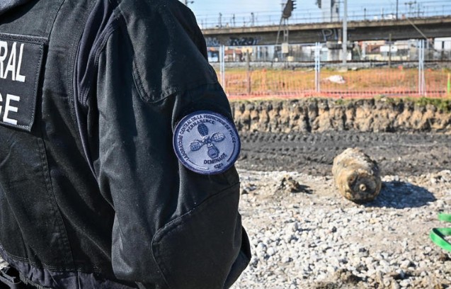 Bomba en ferroviario de París